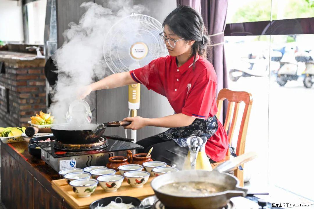 全网追的“扁担女孩”，找了一份暑假工，时薪12元 - 雅安生活资讯 - 雅安28生活网 ya.28life.net